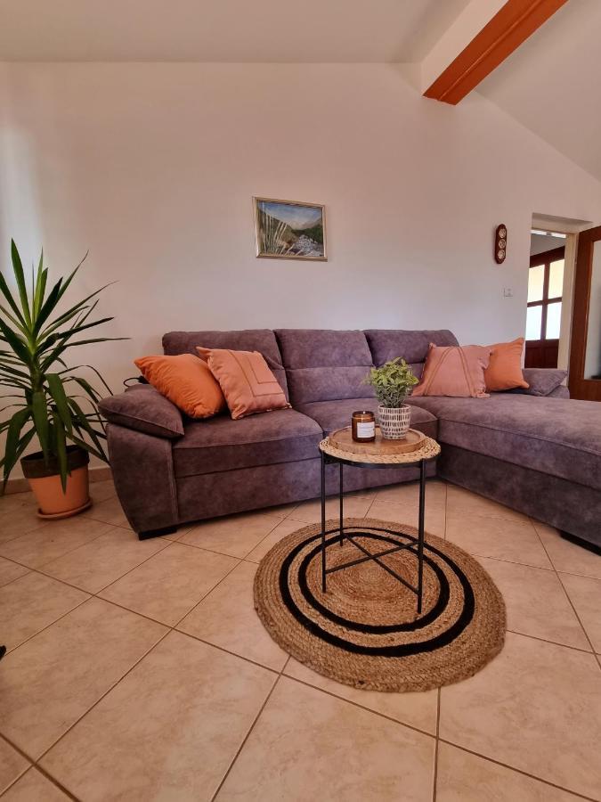 Sunny Apartment With Pool Šišan Exteriér fotografie