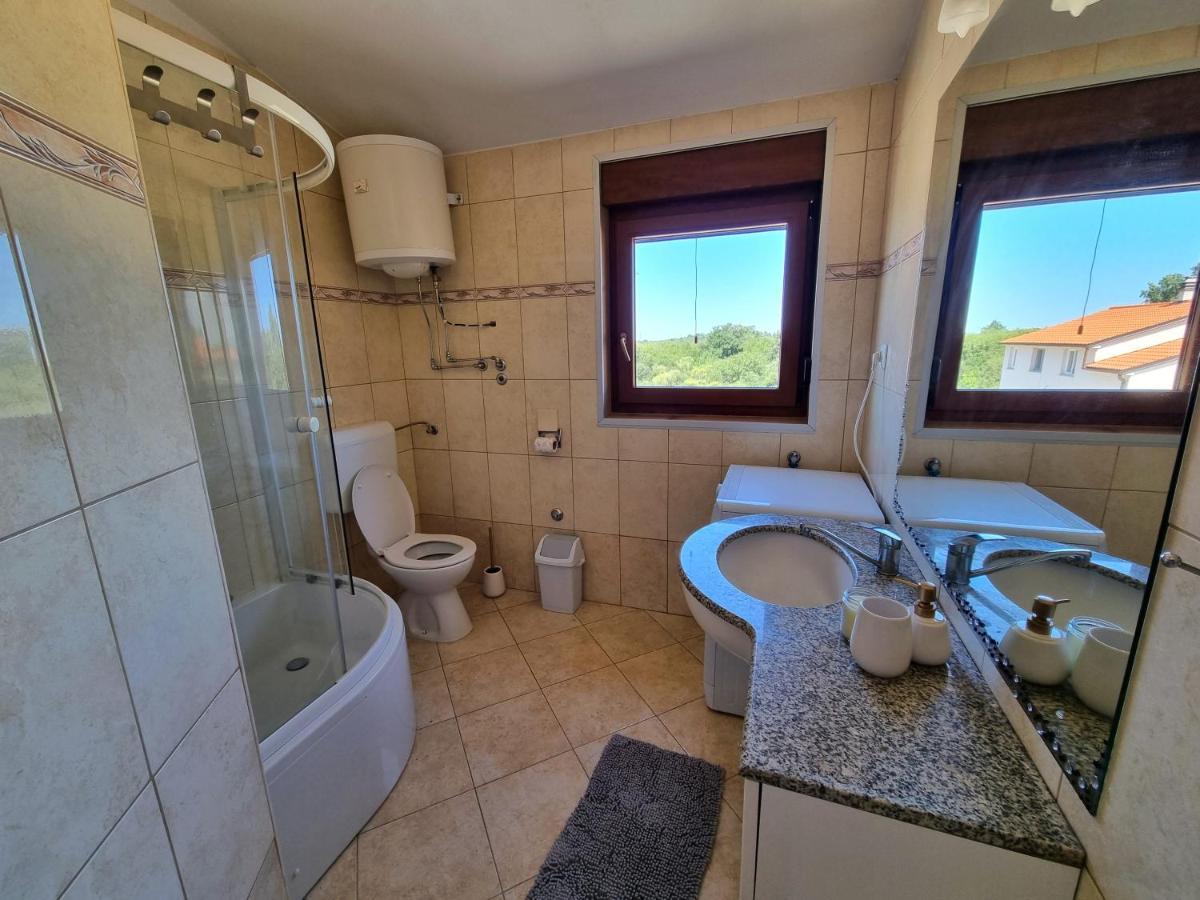 Sunny Apartment With Pool Šišan Exteriér fotografie